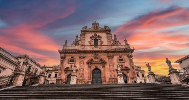 Modica, Sicilya, İtalya, 19 Haziran 2018: genelolarak barok şehrin Modica Duomo San Giorgio, 19 Haziran 2018, Modica, Sicilya, İtalya