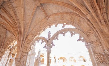 LISBON, PORTUGAL, 14 Mart 2025, Jeronimos ya da Belem cemaatindeki Hieronymites manastırının dış mimari ve manastır detayları