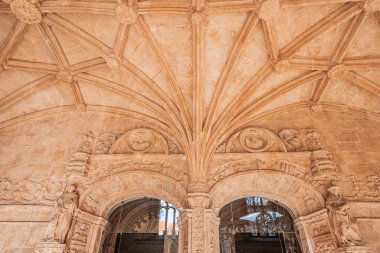 LISBON, PORTUGAL, 14 Mart 2025, Jeronimos ya da Belem cemaatindeki Hieronymites manastırının dış mimari ve manastır detayları