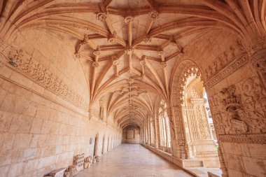 LISBON, PORTUGAL, 14 Mart 2025, Jeronimos ya da Belem cemaatindeki Hieronymites manastırının dış mimari ve manastır detayları