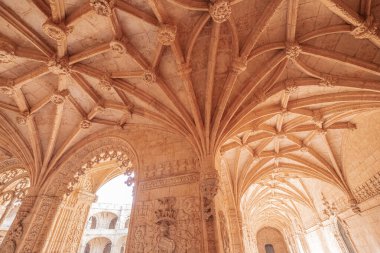 LISBON, PORTUGAL, 14 Mart 2025, Jeronimos ya da Belem cemaatindeki Hieronymites manastırının dış mimari ve manastır detayları