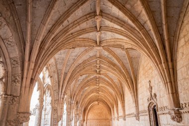 LISBON, PORTUGAL, 14 Mart 2025, Jeronimos ya da Belem cemaatindeki Hieronymites manastırının dış mimari ve manastır detayları