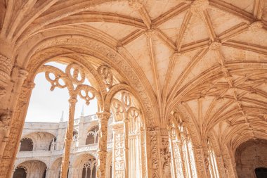 LISBON, PORTUGAL, 14 Mart 2025, Jeronimos ya da Belem cemaatindeki Hieronymites manastırının dış mimari ve manastır detayları