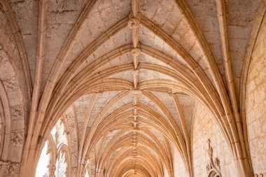 LISBON, PORTUGAL, 14 Mart 2025, Jeronimos ya da Belem cemaatindeki Hieronymites manastırının dış mimari ve manastır detayları