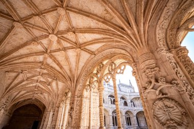 LISBON, PORTUGAL, 14 Mart 2025, Jeronimos ya da Belem cemaatindeki Hieronymites manastırının dış mimari ve manastır detayları