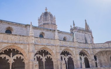 LISBON, PORTUGAL, 14 Mart 2025, Jeronimos ya da Belem cemaatindeki Hieronymites manastırının dış mimari ve manastır detayları