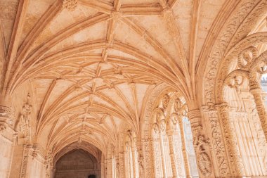 LISBON, PORTUGAL, 14 Mart 2025, Jeronimos ya da Belem cemaatindeki Hieronymites manastırının dış mimari ve manastır detayları
