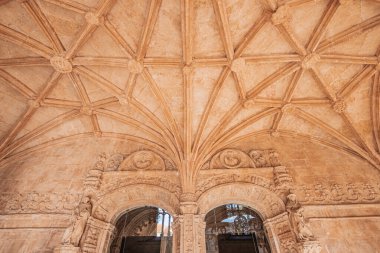 LISBON, PORTUGAL, 14 Mart 2025, Jeronimos ya da Belem cemaatindeki Hieronymites manastırının dış mimari ve manastır detayları