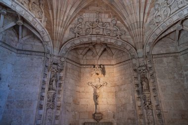 LISBON, PORTUGAL, 14 Mart 2025, Belem cemaatindeki Jeronimos veya Hieronymites manastırının mimari detayları