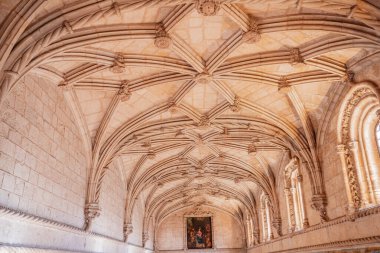 LISBON, PORTUGAL, 14 Mart 2025, Belem cemaatindeki Jeronimos veya Hieronymites manastırının mimari detayları