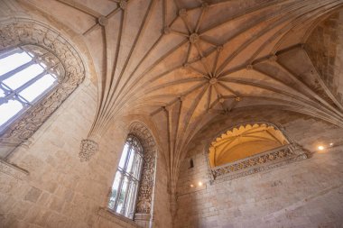 LISBON, PORTUGAL, 14 Mart 2025, Belem cemaatindeki Jeronimos veya Hieronymites manastırının mimari detayları