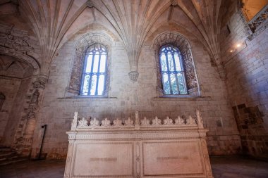 LISBON, PORTUGAL, 14 Mart 2025, Belem cemaatindeki Jeronimos veya Hieronymites manastırının mimari detayları