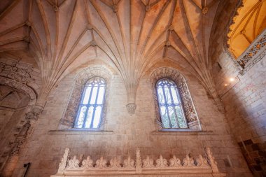 LISBON, PORTUGAL, 14 Mart 2025, Belem cemaatindeki Jeronimos veya Hieronymites manastırının mimari detayları