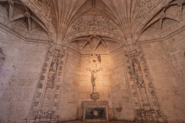 LISBON, PORTUGAL, 14 Mart 2025, Belem cemaatindeki Jeronimos veya Hieronymites manastırının mimari detayları