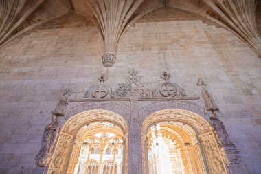 LISBON, PORTUGAL, 14 Mart 2025, Belem cemaatindeki Jeronimos veya Hieronymites manastırının mimari detayları