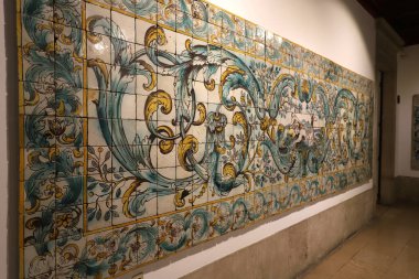 Portekiz Lizbon 'da duvarda seramik renkli azulejolar