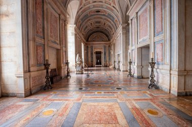 MAFRA, PORTUGAL, 13 Mart 2025, Mafra 'nın ulusal sarayının iç ve mimari detayları