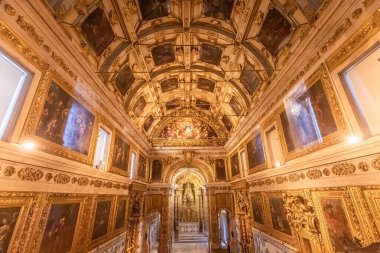 LISBON, PORTUGAL, 12 Mart 2025, Meryem Ana Manastırı Kilisesi 'nin mimari detayları, Lizbon, Portekiz