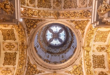 LISBON, PORTUGAL, 12 Mart 2025, Meryem Ana Manastırı Kilisesi 'nin mimari detayları, Lizbon, Portekiz