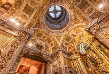 LISBON, PORTUGAL, 12 Mart 2025, Meryem Ana Manastırı Kilisesi 'nin mimari detayları, Lizbon, Portekiz