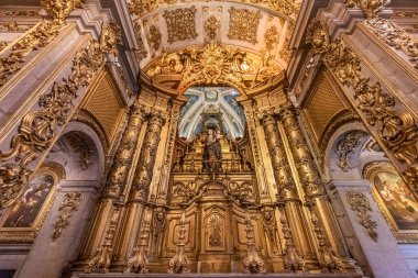 LISBON, PORTUGAL, 12 Mart 2025, Meryem Ana Manastırı Kilisesi 'nin mimari detayları, Lizbon, Portekiz