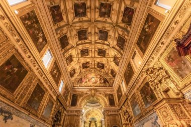 LISBON, PORTUGAL, 12 Mart 2025, Meryem Ana Manastırı Kilisesi 'nin mimari detayları, Lizbon, Portekiz