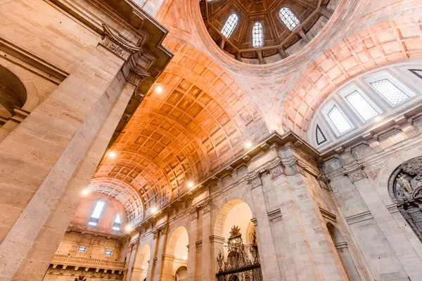 LISBON, PORTUGAL, 15 Mart 2025, Sao Vicente de Fora Manastırı 'nın mimari detayları, Lizbon, Portekiz