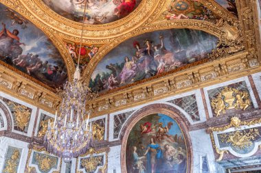 VERSAILLES FRANCE, Mayıs 06, 2025: Paris yakınlarındaki Versailles şatosunun kraliyet dairelerinin tavanları