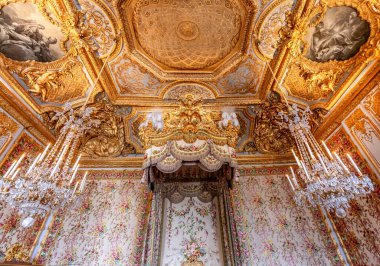VERSAILLES FRANCE, Mayıs 06, 2025: Paris yakınlarındaki Versailles şatosunun kraliyet dairelerinin tavanları