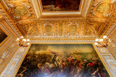VERSAILLES FRANCE, Mayıs 06, 2025: Paris yakınlarındaki Versailles şatosunun kraliyet dairelerinin tavanları