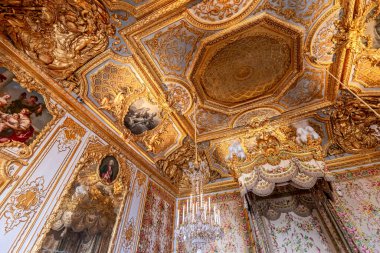 VERSAILLES FRANCE, Mayıs 06, 2025: Paris yakınlarındaki Versailles şatosunun kraliyet dairelerinin tavanları