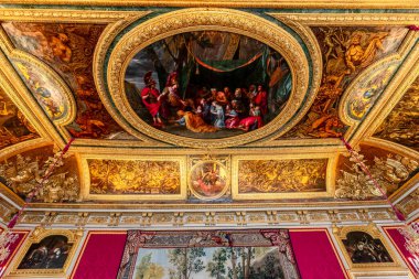 VERSAILLES FRANCE, Mayıs 06, 2025: Paris yakınlarındaki Versailles şatosunun kraliyet dairelerinin tavanları