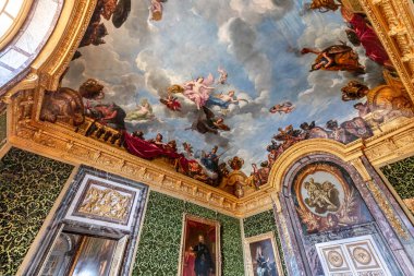 VERSAILLES FRANCE, Mayıs 06, 2025: Paris yakınlarındaki Versailles şatosunun kraliyet dairelerinin tavanları