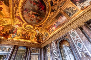 VERSAILLES FRANCE, Mayıs 06, 2025: Paris yakınlarındaki Versailles şatosunun kraliyet dairelerinin tavanları