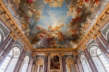 VERSAILLES FRANCE, Mayıs 06, 2025: Paris yakınlarındaki Versailles şatosunun kraliyet dairelerinin tavanları