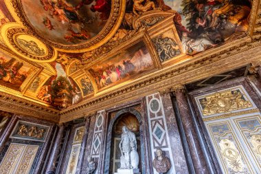 VERSAILLES FRANCE, Mayıs 06, 2025: Paris yakınlarındaki Versailles şatosunun kraliyet dairelerinin tavanları