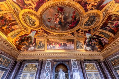 VERSAILLES FRANCE, Mayıs 06, 2025: Paris yakınlarındaki Versailles şatosunun kraliyet dairelerinin tavanları
