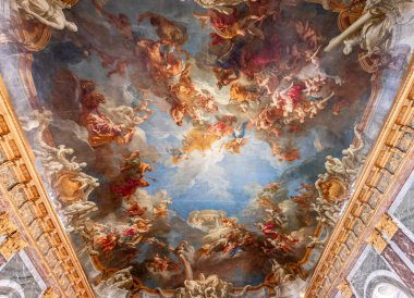 VERSAILLES FRANCE, Mayıs 06, 2025: Paris yakınlarındaki Versailles şatosunun kraliyet dairelerinin tavanları