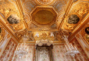 VERSAILLES FRANCE, Mayıs 06, 2025: Paris yakınlarındaki Versailles şatosunun kraliyet dairelerinin tavanları