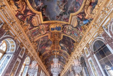VERSAILLES FRANCE, MAYIS 06, 2025: Mirros salonunun tavanları da Galerie des glaces, Chateau de Versailles, Paris yakınlarındaki