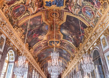 VERSAILLES FRANCE, MAYIS 06, 2025: Mirros salonunun tavanları da Galerie des glaces, Chateau de Versailles, Paris yakınlarındaki