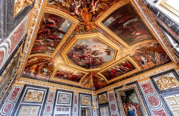 VERSAILLES FRANCE, Mayıs 06, 2025: Paris yakınlarındaki Versailles şatosunun kraliyet dairelerinin tavanları