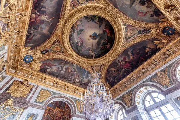 VERSAILLES FRANCE, Mayıs 06, 2025: Paris yakınlarındaki Versailles şatosunun kraliyet dairelerinin tavanları