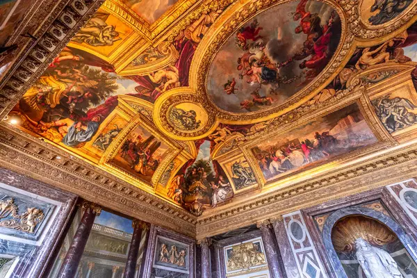 VERSAILLES FRANCE, Mayıs 06, 2025: Paris yakınlarındaki Versailles şatosunun kraliyet dairelerinin tavanları