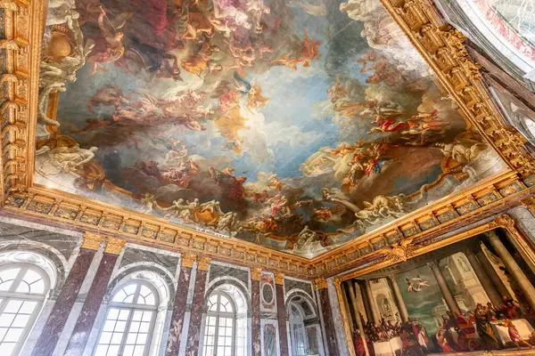 VERSAILLES FRANCE, Mayıs 06, 2025: Paris yakınlarındaki Versailles şatosunun kraliyet dairelerinin tavanları
