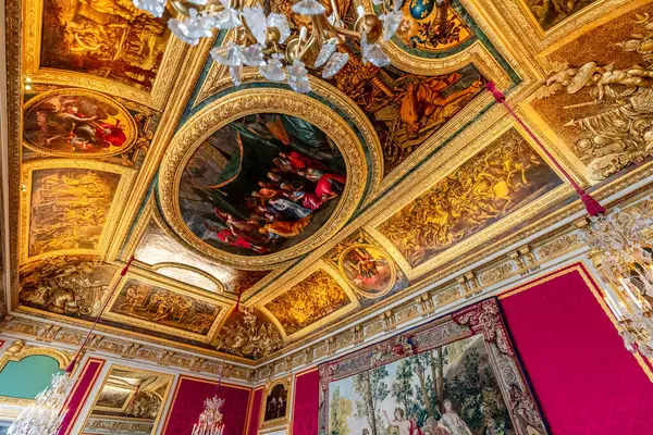 VERSAILLES FRANCE, Mayıs 06, 2025: Paris yakınlarındaki Versailles şatosunun kraliyet dairelerinin tavanları