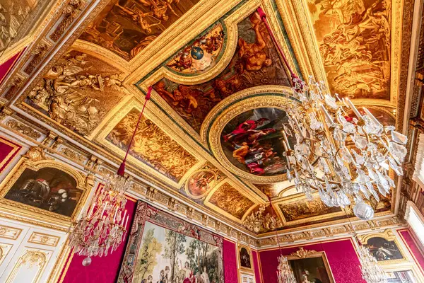 VERSAILLES FRANCE, Mayıs 06, 2025: Paris yakınlarındaki Versailles şatosunun kraliyet dairelerinin tavanları