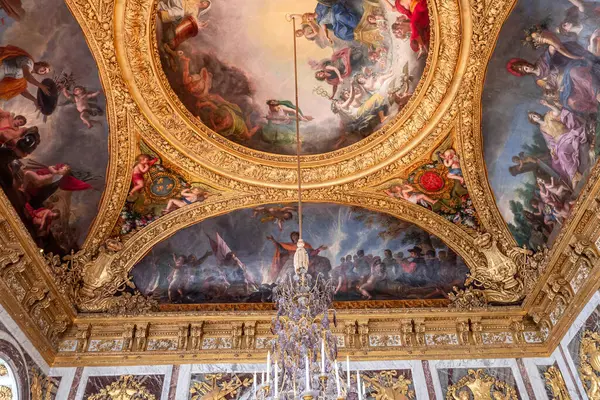 VERSAILLES FRANCE, Mayıs 06, 2025: Paris yakınlarındaki Versailles şatosunun kraliyet dairelerinin tavanları