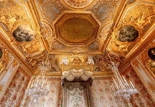 VERSAILLES FRANCE, Mayıs 06, 2025: Paris yakınlarındaki Versailles şatosunun kraliyet dairelerinin tavanları
