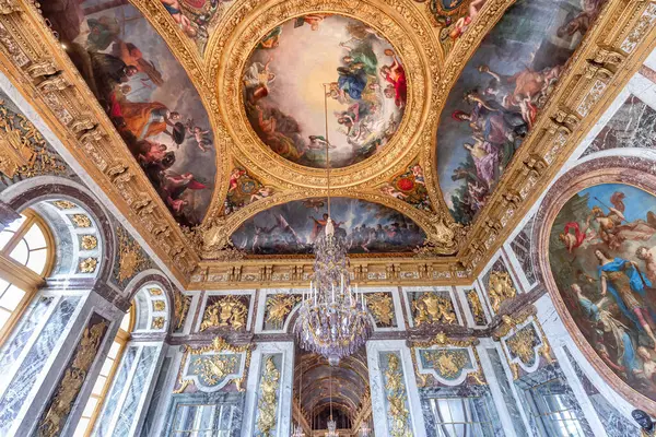VERSAILLES FRANCE, Mayıs 06, 2025: Paris yakınlarındaki Versailles şatosunun kraliyet dairelerinin tavanları